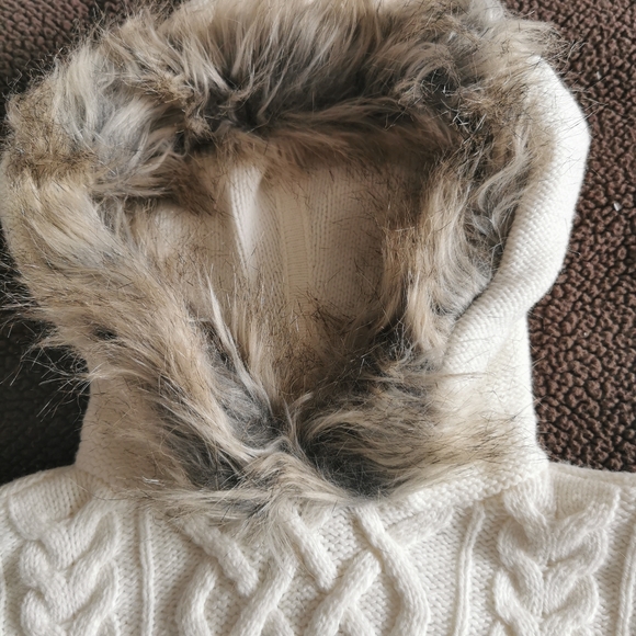 Gap Kids Faux Fur Trim Cable Knit Poncho xs 4-5y - Picture 5 of 9